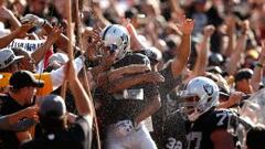 La afici&oacute;n de los Oakland Raiders celebrando el TD de la victoria frente a Ravens con los jugadores.