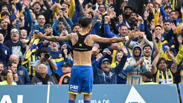 Rosario Central's forward #11 Angel di Maria celebrates after scoring a penalty goal during the Argentine Professional Football League 2025 Clausura Tournament between Rosario Central and Godoy Cruz at the Gigantes de Arroyito Stadium in Rosario, Argentina, on July 12, 2025. (Photo by Marcelo Manera / AFP)