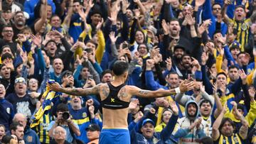 Rosario Central's forward #11 Angel di Maria celebrates after scoring a penalty goal during the Argentine Professional Football League 2025 Clausura Tournament between Rosario Central and Godoy Cruz at the Gigantes de Arroyito Stadium in Rosario, Argentina, on July 12, 2025. (Photo by Marcelo Manera / AFP)