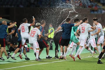 Los jugadores españoles celebran el campeonato de Europa Sub-19.