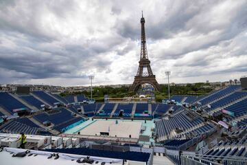 El voleibol playa, seguramente, tendrá las mejores vistas de todos los Juegos. La competición del mencionado deporte se desarrollará en un estadio temporal al aire libre que se ubicará al lado de la Torre Eiffel. Muy cerca, en el Champ de Mars (Campo de Marte), el vasto jardín situado entre la Dama de Hierro y la Escuela Militar, con un edificio también temporal de 10.000 metros cuadrados, se desarrollarán el judo y la lucha. La construcción, desde la cual se ve la Torre Eiffel (hasta se refleja en sus cristaleras), se reutilizará en el futuro en otra ubicación aún por determinar.