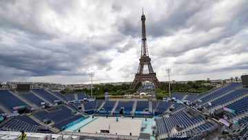 El voleibol playa, seguramente, tendrá las mejores vistas de todos los Juegos. La competición del mencionado deporte se desarrollará en un estadio temporal al aire libre que se ubicará al lado de la Torre Eiffel. Muy cerca, en el Champ de Mars (Campo de Marte), el vasto jardín situado entre la Dama de Hierro y la Escuela Militar, con un edificio también temporal de 10.000 metros cuadrados, se desarrollarán el judo y la lucha. La construcción, desde la cual se ve la Torre Eiffel (hasta se refleja en sus cristaleras), se reutilizará en el futuro en otra ubicación aún por determinar.