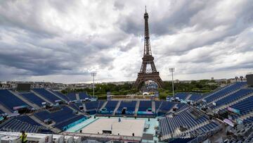 El voleibol playa, seguramente, tendrá las mejores vistas de todos los Juegos. La competición del mencionado deporte se desarrollará en un estadio temporal al aire libre que se ubicará al lado de la Torre Eiffel. Muy cerca, en el Champ de Mars (Campo de Marte), el vasto jardín situado entre la Dama de Hierro y la Escuela Militar, con un edificio también temporal de 10.000 metros cuadrados, se desarrollarán el judo y la lucha. La construcción, desde la cual se ve la Torre Eiffel (hasta se refleja en sus cristaleras), se reutilizará en el futuro en otra ubicación aún por determinar.