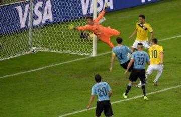 2-0. James Rodríguez anota el segundo tanto.