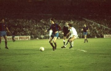 El Flaco revolucion¨® el f¨²tbol holand¨¦s y mundial. Su fichaje por el Bar?a fue el fichaje m¨¢s caro del momento. M¨¢s de 400 goles salieron de sus botas.