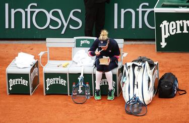 La alemana Laura Siegemund aprovecha para comer durante una interrupción del partido que la enfrentó a la española Paula Badosa, en octavos de final de Roland Garros. Badosa tuvo que ser atendida por los médicos y su rival empleó ese momento de pausa para reponer fuerzas antes de apear a la española del torneo (7-5 y 6-2). 
