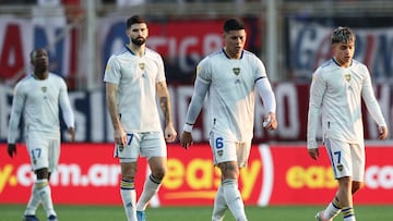 Boca Junior's players leave the field after loosing against San Lorenzo 2-1 during their Argentine Professional Football League Tournament 2022 match at Nuevo Gasometro stadium in Buenos Aires, on July 9, 2022. (Photo by ALEJANDRO PAGNI / AFP)