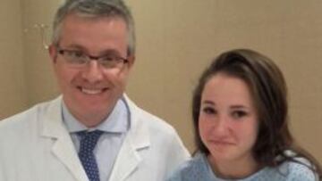 La gimnasta Roxana Popa posa con el doctor Manuel Leyes antes de someterse a una artroscopia en su rodilla este jueves en la Clínica Cemtro para tratar su lesión.