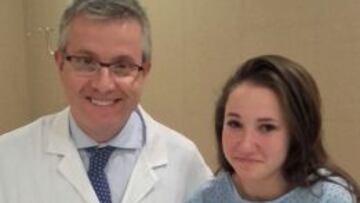 La gimnasta Roxana Popa posa con el doctor Manuel Leyes antes de someterse a una artroscopia en su rodilla este jueves en la Cl&iacute;nica Cemtro para tratar su lesi&oacute;n.