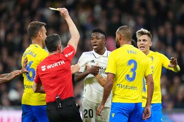 El enfrentamiento de Vinicius con Fali terminó con una tarjeta amarilla para cada uno. El jugador del Real Madrid le recriminaba al central del Cádiz un codazo sobre Rodrygo.