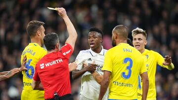 El enfrentamiento de Vinicius con Fali terminó con una tarjeta amarilla para cada uno. El jugador del Real Madrid le recriminaba al central del Cádiz un codazo sobre Rodrygo.