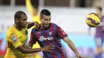 El jugador del Eibar Manu del Moral (d) pelea un balón con el brasileño Naldo, del Getafe, durante el partido de Liga en Primera División que están disputando esta noche en el estadio de Ipurúa, en Eibar.