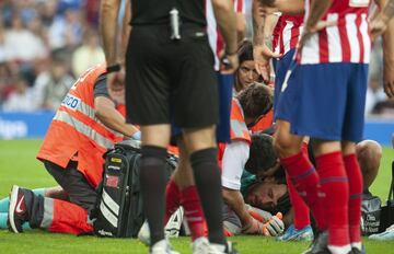  Oblak atendido en el terreno de juego después de recibir un tremendo golpe 