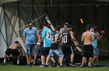 Los radicales del Gremio saltaron al terreno de juego durante el encuentro frente a la Sociedade Esportiva Palmeiras. Los asaltantes destrozaron el VAR como protesta de la derrota. 