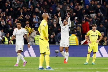 Centro de Modric al área y le llega a Bellingham para rematar de cabeza y picarla abajo, superando a Jörgensen.