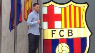 Vermaelen posa en las instalaciones del Bar&ccedil;a.