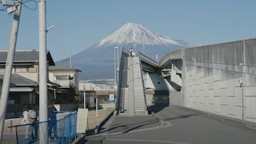 Cote Rojas bajando unas escaleras frente al Monte Fuji, Japón