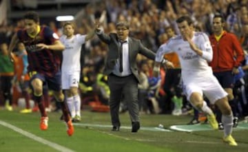 Bale sale por fuera del campo, mientras Martino señala que el jugador ha salido...