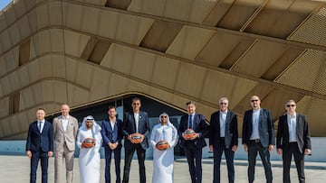 De izquierda a derecha: Paulius Motiejunas, CEO de la Euroliga; Ramunas Siskauskas, embajador de la F4; H.E. Saood Abdulaziz Al Hosani, secretario del departamento de Deportes y Cultura de Abu Dhabi, Rudy Fernández, embajador de la F4; Vlade Divac, embajador de la F4; H.E. Mohamed Khalifa Al Mubarak, presidente del departamento de Deportes y Cultura de Abu Dhabi; Dejan Bodiroga, presidente de la Euroliga; Toni Kukoc, embajador de la F4; Dino Radja, embajador de la F4 y Theo Papaloukas, embajador de la F4.