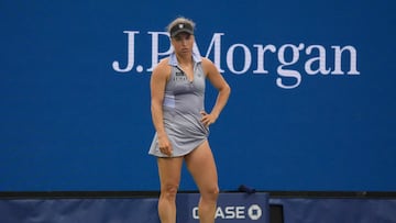 Kazakhstan’s Yulia Putintseva issued an apology after showing a dismissive attitude towards a young ballgirl during her third-round defeat to Jasmine Paolini.