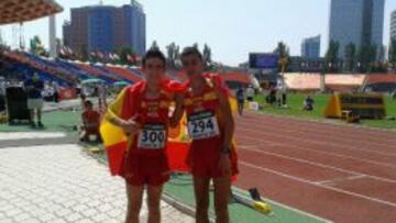 Ala izquierda, Diego Garc&iacute;a, junto a Manuel Berm&uacute;dez. Bronce y d&eacute;cimo en los 10.000 metros marcha. 