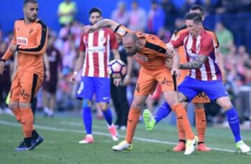 Fernando Torres pelea el balón con Iván Ramis.