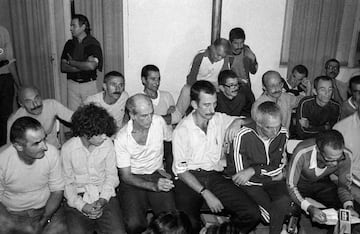 Una fotograf¨ªa del 14 de marzo de 1985 muestra a l¨ªderes hist¨®ricos del MLN y exrehenes en una conferencia de prensa en el Colegio de los Padres Conventuales, pocas horas despu¨¦s de su liberaci¨®n. De izquierda a derecha: Jos¨¦ M¨²jica, Adolfo Wassem (hijo de Adolfo Wassem), Mauricio Rosencof, Jorge Zabala, Julio Marenales y Eleuterio Fern¨¢ndez Huidobro. Su discurso, vestimenta y pol¨ªtica eran pintorescos y se convirtieron en una herramienta utilizada por la oposici¨®n para intentar descalificarlo. Sin embargo, Jos¨¦ "Pepe" Mujica lleg¨® primero al Congreso, donde fue diputado y senador, luego ministro y, a partir del 1 de marzo de 2010, presidente de Uruguay.