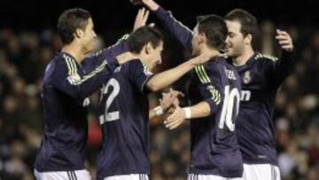 Los jugadores del Real Madrid celebran uno de los goles ante el Valencia.