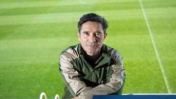 Marcelino posa para AS en la Ciudad Deportiva del Villarreal, equipo al que ha dirigido en 278 partidos en dos etapas diferentes, el que más en la historia del club.