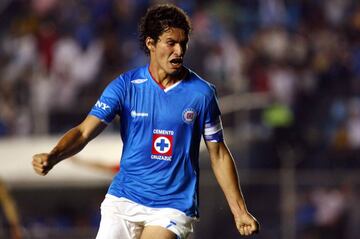 Aunque no militó muchos años en Cruz Azul, el mediocampista paraguayo deleitó a los aficionados celestes y se ganó su fichaje por el Sunderland de Inglaterra. Posteriormente jugó en Turquía, Brasil y actualmente juega en su natal Paraguay.
