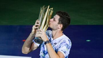 Hubert Hurkacz celebra su triunfo en Shanghái