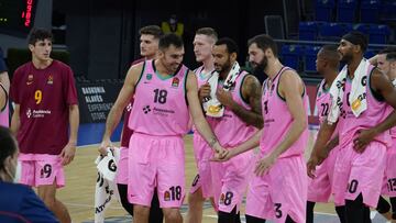 Oriola y Mirotic celebran una victoria del Bar&ccedil;a en la Euroliga con Hanga y el resto de jugadores de testigos.