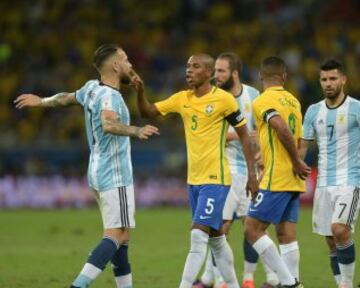 Argentina's Nicolas Otamendi (L) and Brazil's Fernandinho argue during their 2018 FIFA World Cup qualifier football match in Belo Horizonte, Brazil, on November 10, 2016. / AFP PHOTO / DOUGLAS MAGNO