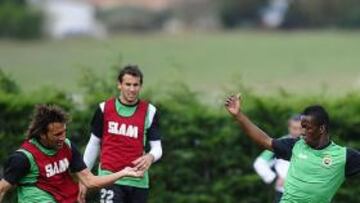 <b>MÁS CERCA. </b>Koné, en la foto pugnando ayer con Serrano ante la mirada de Stuani, sabrá hoy si es convocado para el Nou Camp.