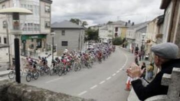 <b>PECULIAR PALCO. </b>Varios vecinos de O Navallo (Ourense) animan al paso de los ciclistas desde el cementerio del pueblo.