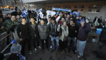 Los jugadores de la Real visitan a los aficionados que hacen cola en las taquillas de Anoeta.