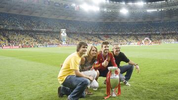 Piqué posa con su padre Joan Piqué, su madre Montserrat Bernabéu y su hermano pequeño tras ganar con España la Eurocopa de 2012.
