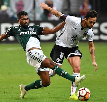 Jorge Valdivia (R) of Chile's Colo-Colo, vies for the ball with Thiago Santos of Brazil's Palmeiras, during their 2018 Copa Libertadores football match held at Allianz Parque stadium, in Sao Paulo, Brazil, on October 3, 2018. (Photo by NELSON ALMEIDA / AFP)