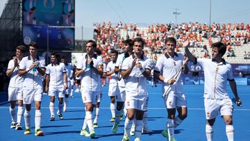 Colombes (France), 06/08/2024.- Players of Spain applaud fans after losing the Men semifinal between the Netherlands and Spain of the Field Hockey competitions in the Paris 2024 Olympic Games, at the Yves-du-Manoir Stadium in Colombes, France, 06 August 2024. (Francia, Países Bajos; Holanda, España) EFE/EPA/CHRISTOPHE PETIT TESSON