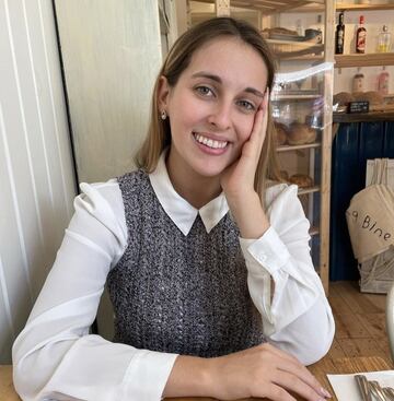 Es originaria de Canadá y tiene un novio mexicano, por lo que, aunque no vive en nuestro país, sí lo visita frecuentemente y aprendió a hablar español.