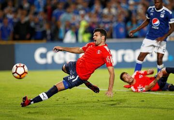 Independiente empató gracias al gol de Emmanuel Gigliotti y Andrés Cadavid puso arriba a Millonarios. Al final, fue 1-1 en Bogotá. El equipo azul está obligado a ganar en Sao Paulo ante Corinthians.