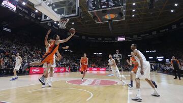 Van Rossom penetra ante Ayón.