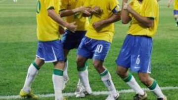 Los jugadores brasileñas celebran el tanto