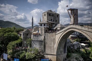 Nathan Jimerson desde la plataforma del puente Stari Most.