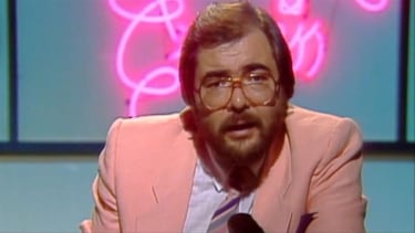 El legendario periodista Àngel Casas falleció el pasado 1 de octubre a los 76 años de edad. El célebre presentador comenzó a tener graves problemas de salud en el año 2013, cuando le tuvieron que hacer un trasplante de riñón y la amputación de las dos piernas. Forma parte de la historia de TV3 y Catalunya Ràdio.