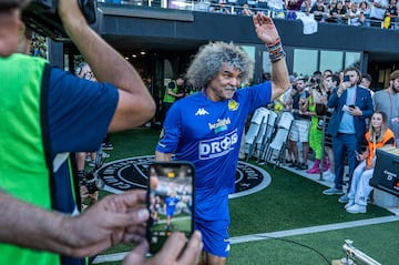 Carlos 'El Pibe' Valderrama durante el partido "The Beautiful Game"
