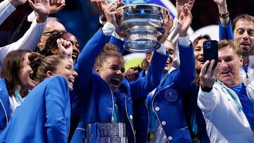 Tennis - Billie Jean King Cup Finals - Final - Italy v United States - Shenzhen Bay Sports Centre Arena, Shenzhen, China - September 21, 2025 Italy's Jasmine Paolini, Lucia Bronzetti, Elisabetta Cocciaretto, Tyra Grant, Sara Errani and captain Tathiana Garbin celebrate with the trophy after winning the final REUTERS/Tingshu Wang