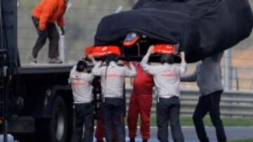 <b>PERCANCE.</b> El piloto inglés Lewis Hamilton sufrió un percance durante la sesión de entrenamientos, cuando su monoplaza se detuvo en mitad de la pista, presumiblemente por un fallo con el KERS.