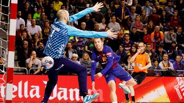 Aleix G&oacute;mez lanza durante el encuentro de EHF Champions League entre el Barcelona Lassa y el Montpellier.