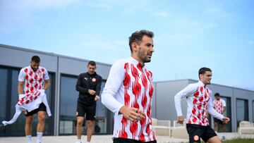 Girona's Uruguayan forward Cristhian Stuani (C) takes part in a training session on the eve of the UEFA Champions League football match between PSV Eindhoven and Girona, at Puma Academy training ground in Girona on November 4, 2024. (Photo by Josep LAGO / AFP)